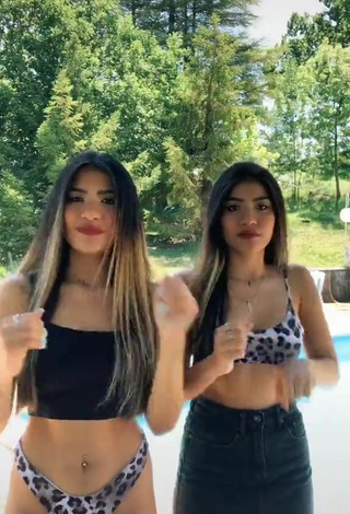 3. Hermosa Melissa & Cassandra Tejada Con Top Corto En La Piscina