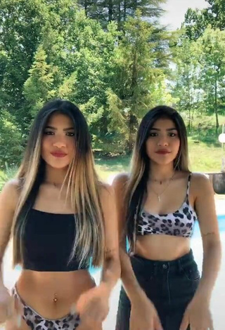 4. Hermosa Melissa & Cassandra Tejada Con Top Corto En La Piscina