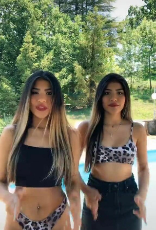 5. Hermosa Melissa & Cassandra Tejada Con Top Corto En La Piscina