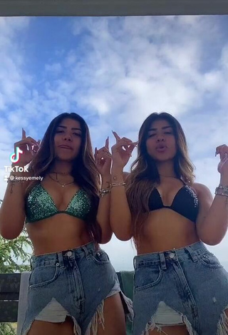 3. Hermosa Melissa & Cassandra Tejada Enseña Escote Con Sujetador De Bikini