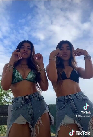 5. Hermosa Melissa & Cassandra Tejada Enseña Escote Con Sujetador De Bikini