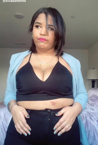 4. Sexy Carol Acosta Enseña Escote Con Top Corto Negro