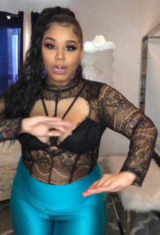 Sexy Carol Acosta enseña escote con Top Negro