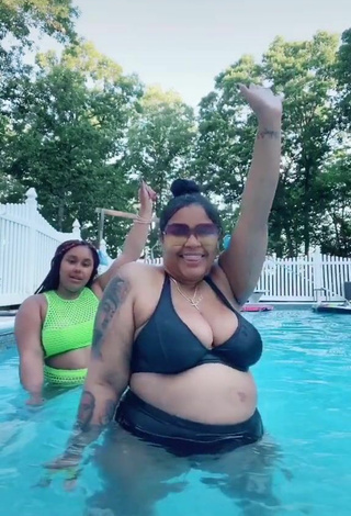 4. Caliente Carol Acosta Con Bikini En La Piscina