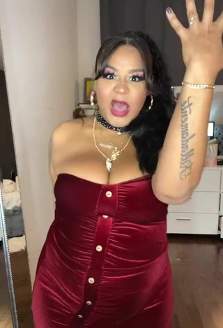 Sexy Carol Acosta enseña escote con Vestido Rojo