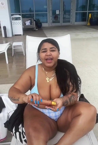 Sexy Carol Acosta enseña escote con Sujetador de Bikini