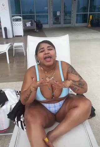 4. Sexy Carol Acosta Enseña Escote Con Sujetador De Bikini