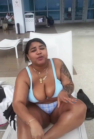 5. Sexy Carol Acosta Enseña Escote Con Sujetador De Bikini