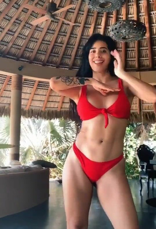 4. Caliente Kim Shantal Enseña Escote Con Bikini Rojo