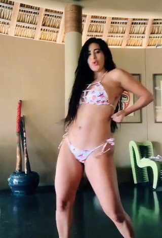 4. Más Caliente Kim Shantal Con Bikini