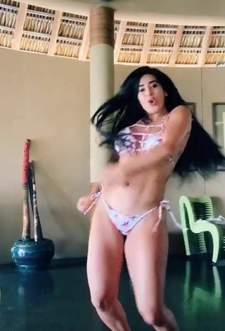 5. Más Caliente Kim Shantal Con Bikini