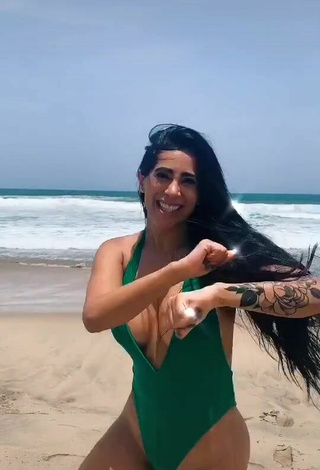 2. Sexy Kim Shantal Enseña Escote Con Traje De Baño Verde En La Playa