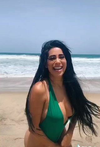 3. Sexy Kim Shantal Enseña Escote Con Traje De Baño Verde En La Playa