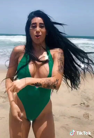 5. Sexy Kim Shantal Enseña Escote Con Traje De Baño Verde En La Playa