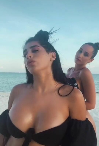 Caliente Kim Shantal enseña escote con Mini Bikini en la playa