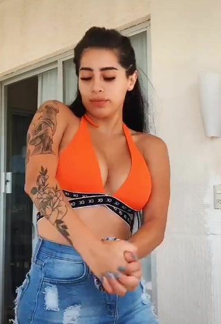 Guapísima Kim Shantal enseña escote con Atractivos Top Corto Naranja