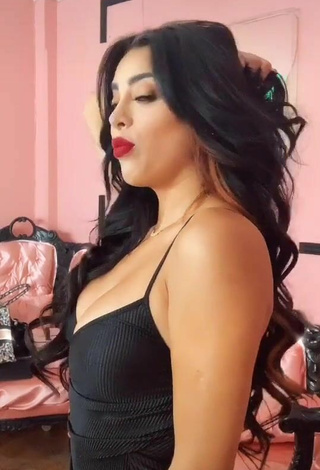 Sexy Kim Shantal enseña escote con Vestido Negro