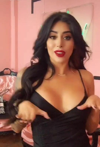 3. Sexy Kim Shantal Enseña Escote Con Vestido Negro