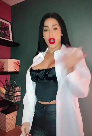 Sexy Kim Shantal enseña escote con Top Corto Negro