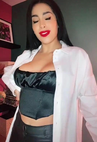 3. Sexy Kim Shantal Enseña Escote Con Top Corto Negro