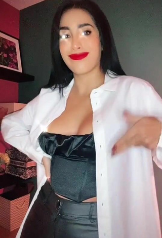 5. Sexy Kim Shantal Enseña Escote Con Top Corto Negro