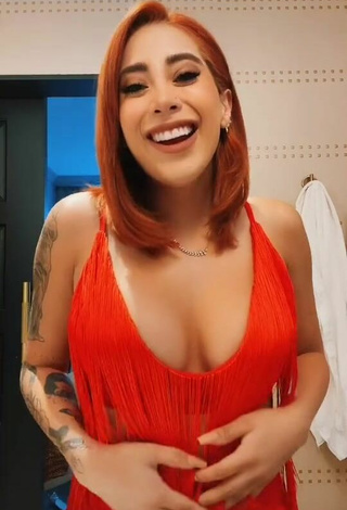 Linda Kim Shantal enseña escote con Encantadores Top Corto Rojo