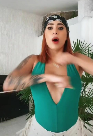 3. Sexy Kim Shantal Enseña Escote Con Top Verde