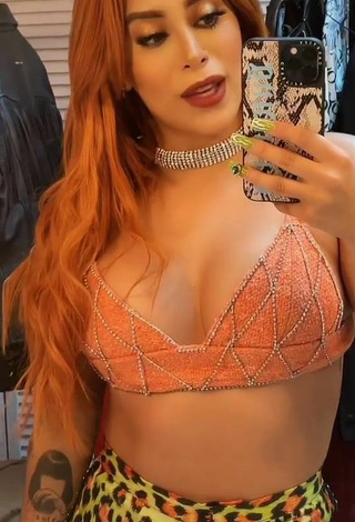 Atractiva Kim Shantal enseña escote con Provocativos Top Corto Naranja