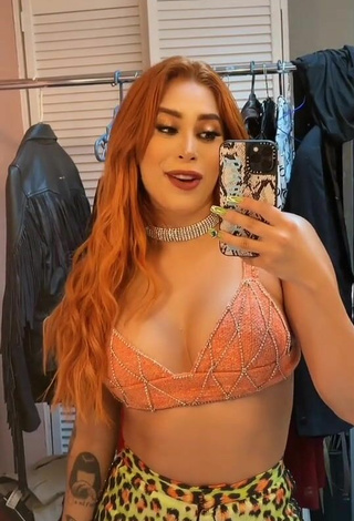 3. Atractiva Kim Shantal Enseña Escote Con Provocativos Top Corto Naranja