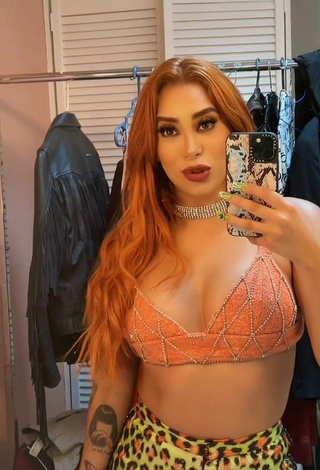 4. Atractiva Kim Shantal Enseña Escote Con Provocativos Top Corto Naranja