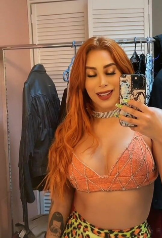 5. Atractiva Kim Shantal Enseña Escote Con Provocativos Top Corto Naranja