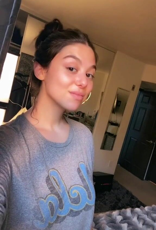 Sexy Kira Kosarin con Top Corto Negro