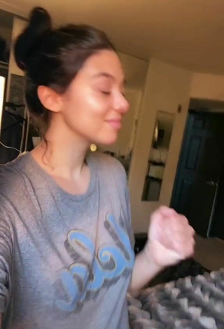 2. Sexy Kira Kosarin Con Top Corto Negro