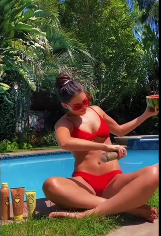 3. Sexy Kira Kosarin Con Bikini Rojo En La Piscina