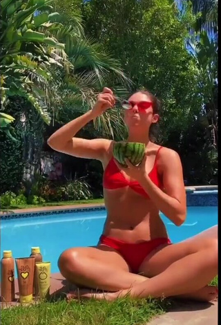 4. Sexy Kira Kosarin Con Bikini Rojo En La Piscina