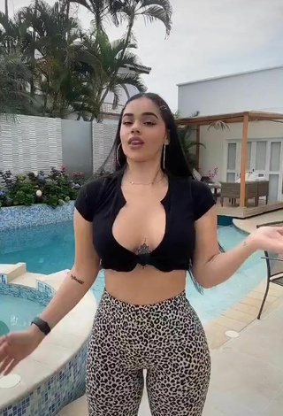 Caliente Nathalia Segura Mena con Leggings Leopardo en la piscina