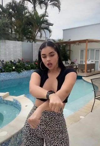 5. Caliente Nathalia Segura Mena Con Leggings Leopardo En La Piscina