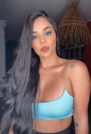 Atractiva Nathalia Segura Mena enseña escote con Provocativos Top Corto Azul