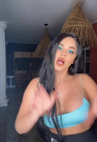 3. Atractiva Nathalia Segura Mena Enseña Escote Con Provocativos Top Corto Azul