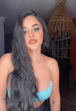 4. Atractiva Nathalia Segura Mena Enseña Escote Con Provocativos Top Corto Azul