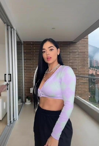 Atractiva Nathalia Segura Mena con Seductores Top Corto de Cuadros