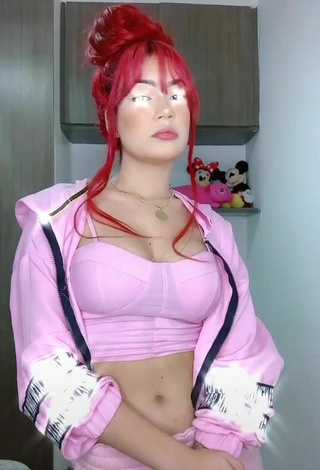 Bonita Lara Silva enseña escote con Top Corto Rosa