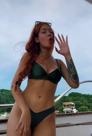 Hermosa Lara Silva con Bikini Verde