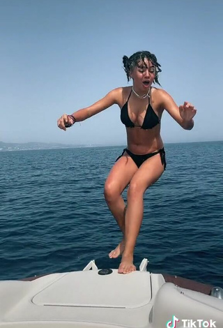 5. Sexy Larissa Kimberlly Enseña Escote Con Bikini Negro En Un Barco