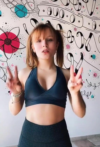 Más caliente Larissa Manoela enseña escote con Top Corto Negro