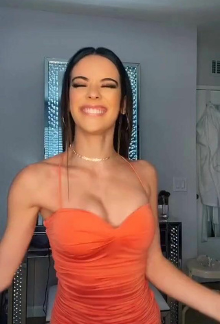 3. Sexy Lauren Kettering Enseña Escote Con Vestido Naranja