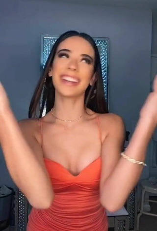 3. Hermosa Lauren Kettering Enseña Escote Con Vestido Naranja Y Tetas Saltarinas