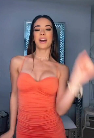 4. Hermosa Lauren Kettering Enseña Escote Con Vestido Naranja Y Tetas Saltarinas