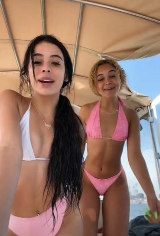 Preciosa Lauren Kettering con Bikini en un barco