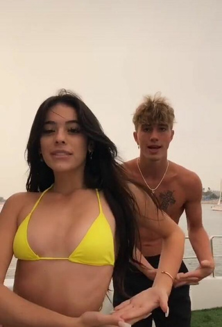 Preciosa Lauren Kettering con Sujetador de Bikini Amarillo